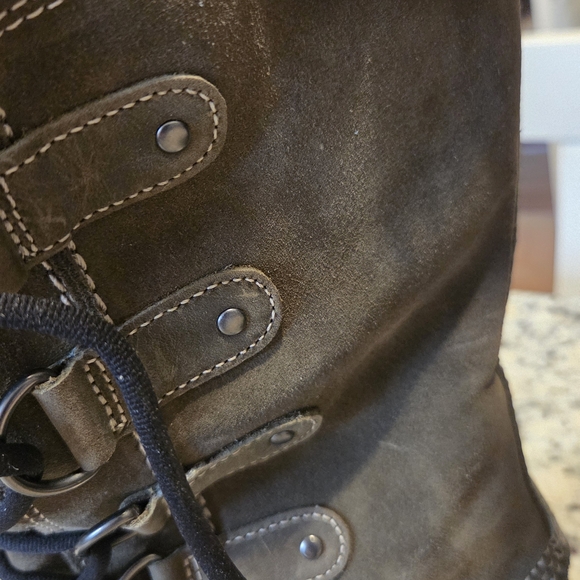 Sorel Black and Olive Green Suede with tan fur boots Size 8 in original box.